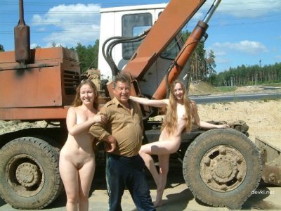 Тёлки на дороге без комплексов — горячие фото