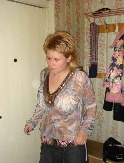 Брюнетка снимает свою пилотку на камеру