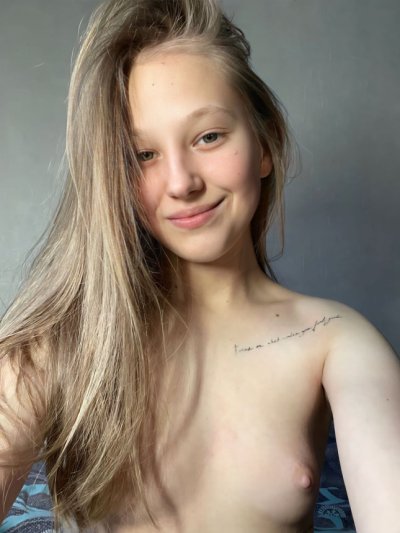 Сладкая молодая красотка демонстрирует свою маленькую грудь