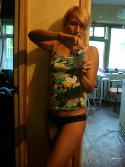 Зрелая дама показала интимное место