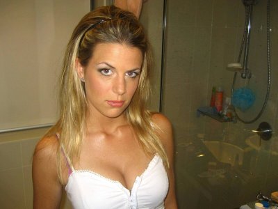 Милашка с удовольствием принимает член парня в свой ротик