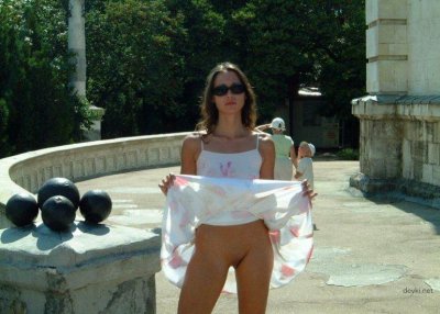 Показывает свою голую фигуру в общественном месте