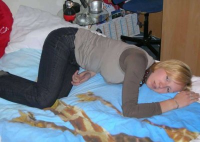 Блондинка раздевается и начинает весело развлекаться с вибратором