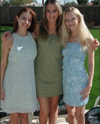 Девушки с удовольствием снимают свои трусики на камеру!