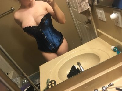 Подобрала крутой корсет и чувственно его примерила
