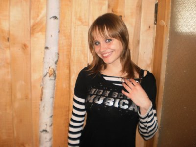 Шикарная девчонка показывает свои аппетитные формы