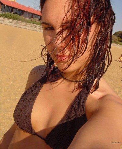 Девушка делает откровенные фото себя в обнаженном виде