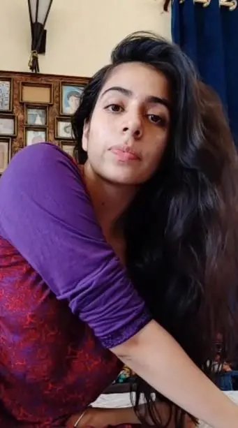 Медстудентка с огромными грудями показывает свои прелести