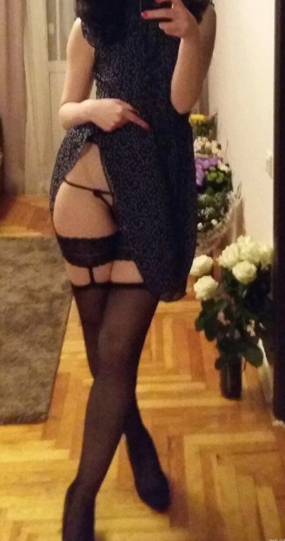 Фотосессия перед зеркалом в откровенном наряде: горячие кадры для взрослых!