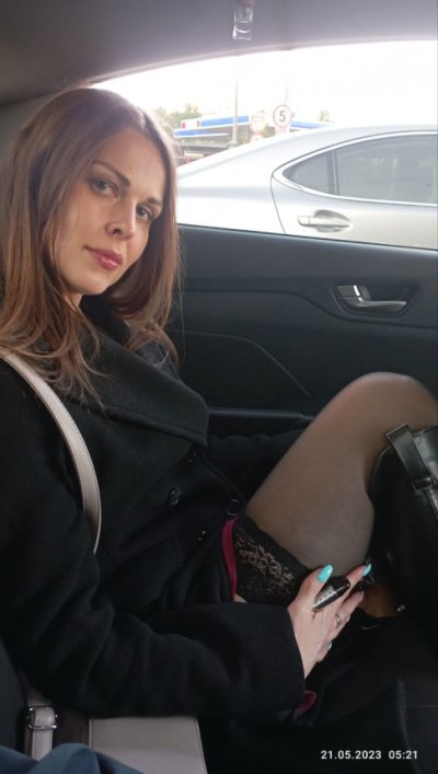 Пышка без нижнего белья шалит на улице