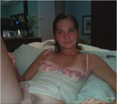 Засовывает в себя огромный фаллоимитатор