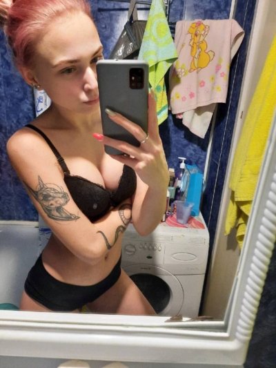 Красотка с татуировками показывает свое голое тело