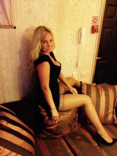 Соблазнительная блондинка демонстрирует свои прелести в откровенной позе