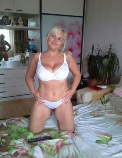 Зрелая красотка с обвисшей грудью