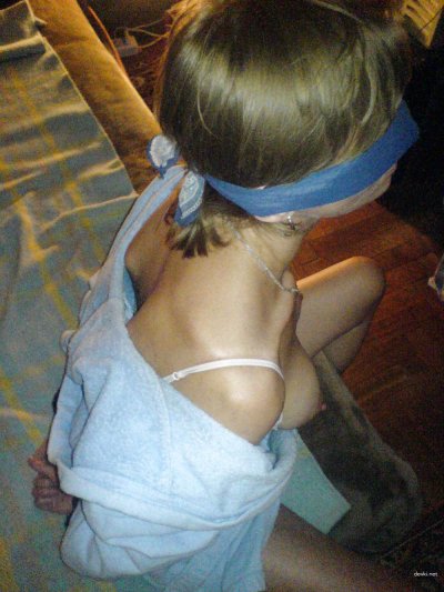 Раскаленная красотка дрочит попку до оргазма