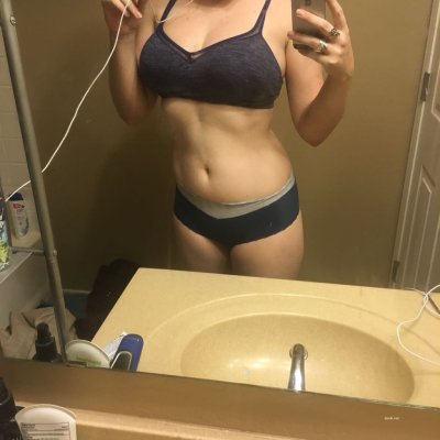 Шикарно демонстрирует свои прелести