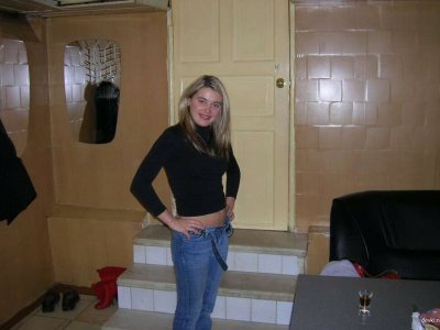 Девушка немного выпила и сняла с себя всю одежду до гола