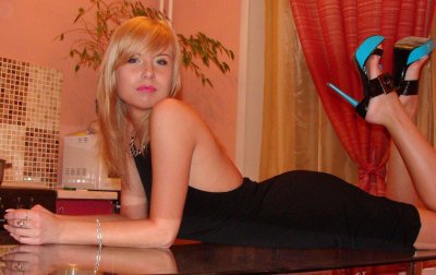 Девушка показала свое обнаженное тело!