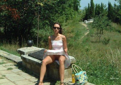 Показывает свою голую фигуру в общественном месте