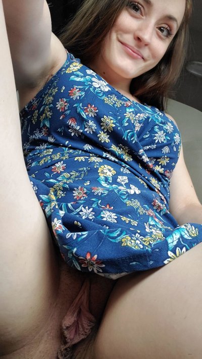 Густые волосы на интимной зоне и объемные бедра