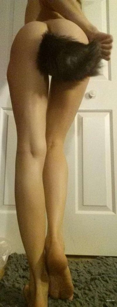 Развратная девочка с хвостиком в анальчике