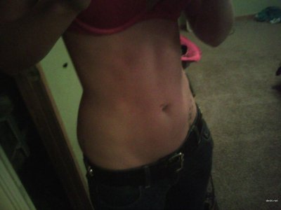 Сексуальная красотка с эскизом на коже