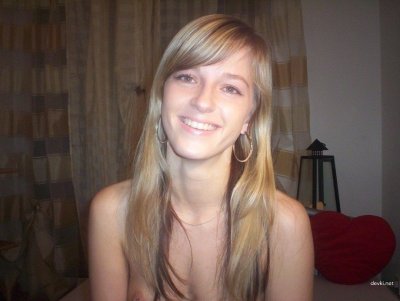 Молодая красотка раздевается и насаживается на бутылку