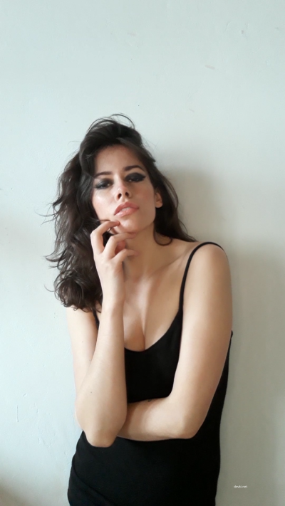 Сексапильная шатенка показывает свои идеальные формы и аппетитное тело