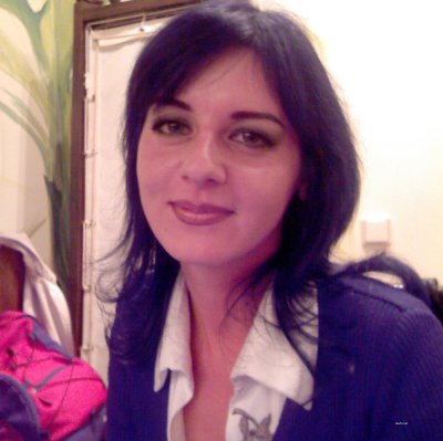 Обнаженная снимает себя на природе