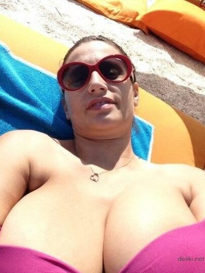 Дама во всей красе без одежды на домашних снимках