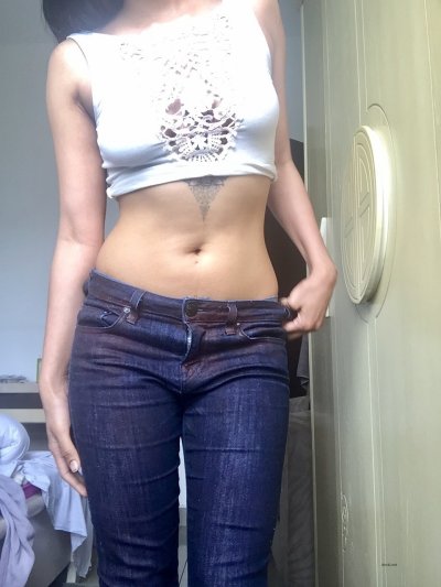 Шоколадная красотка с рисунками на коже