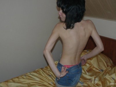 Сексуальная крошка занимается любовью в своих четырех стенах