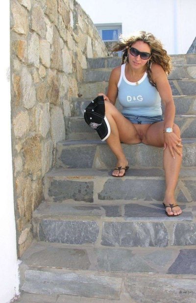 Шлюха демонстрирует киску и отсасывает хуй