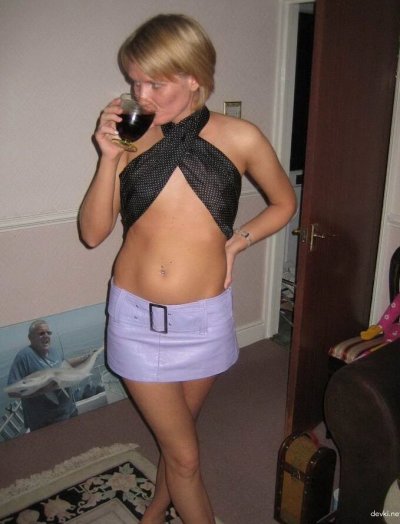 Новичок раздевается перед камерой в первый раз