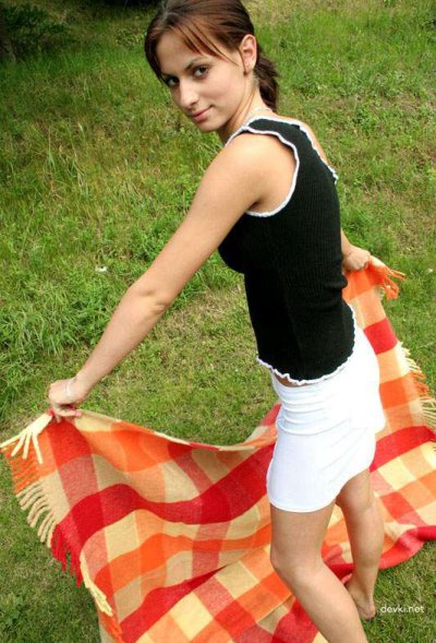 Обнаженная красавица наслаждается природой в полном одиночестве