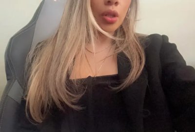 Горячая красотка демонстрирует свою киску в разнообразных позах