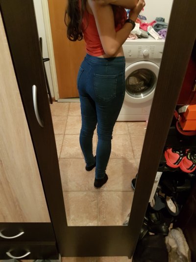 Дикая штучка раздевается из обтягивающих джинсов, показывает все до последней ниточки