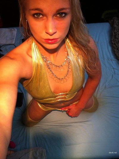 Красотка в обольстительном наряде - горячее видео!