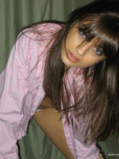 Тёлка с маленькими сиськами — селфи 18 лет