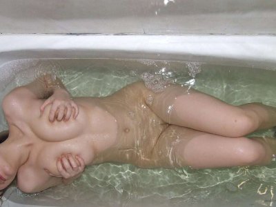 Девушка с пышной грудью в откровенной позе без одежды!