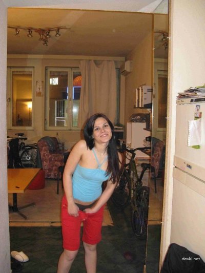 Засадил пальчик в попку и трахнул шлюшку в киску