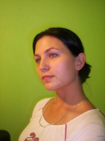 Брюнетка устроила оргию в компании