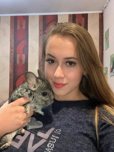 Искусительная красотка демонстрирует свои прелести на камеру