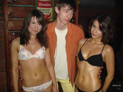 Девушки в откровенном наряде развлекаются на танцполе клуба