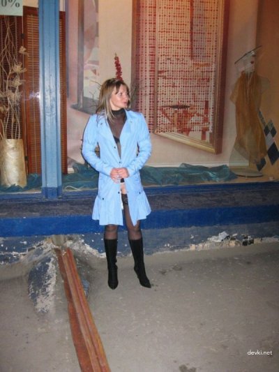 Сексуальная шалунья раздевается на улице и позирует для любительских фотографий