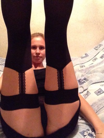 Жена делает откровенные снимки своей промежности