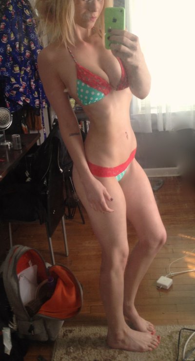 Сексапильная упругая девушка показывает свое совершенное тело на огненных голых снимках