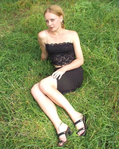 Грудастая рыженькая дамочка с курчавой промежностью на свежем воздухе