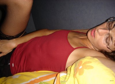 Красотка удовлетворяет себя в одеяле