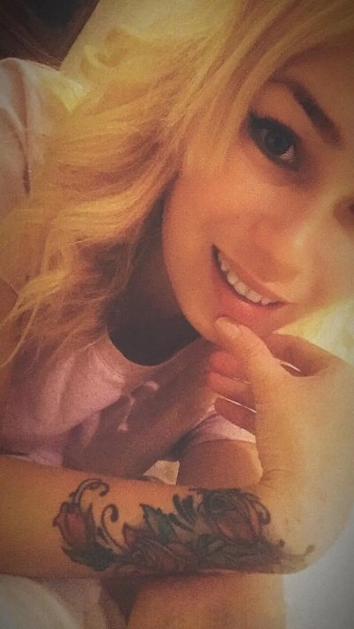 Сексуальная блондинка в чулках экспериментирует с туфлями на шпильках